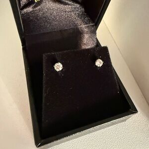 WHITE GOLD DIAMOND STUDS - Natural